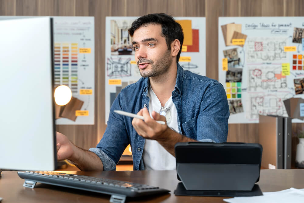 Digitálny marketingový špecialista nastavuje reklamy v Google Ads a Facebook Ads na zvýšenie online predaja.